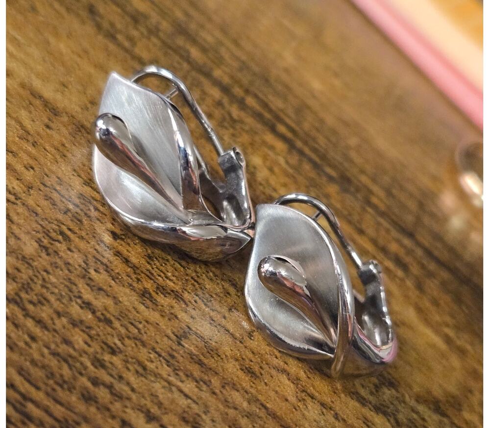 Vintage T&T Stainless Steel Tulip Shaped Hoop Earrings Abstract Floral Botanical